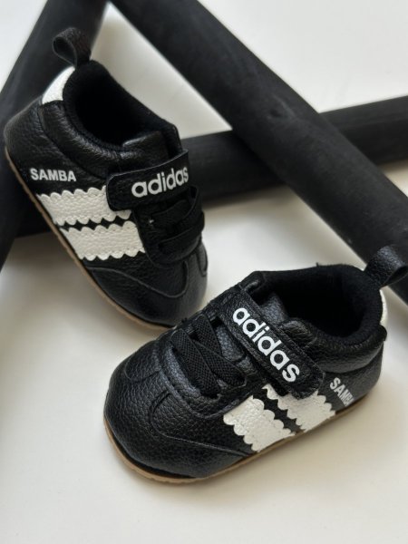 حذاء adidas