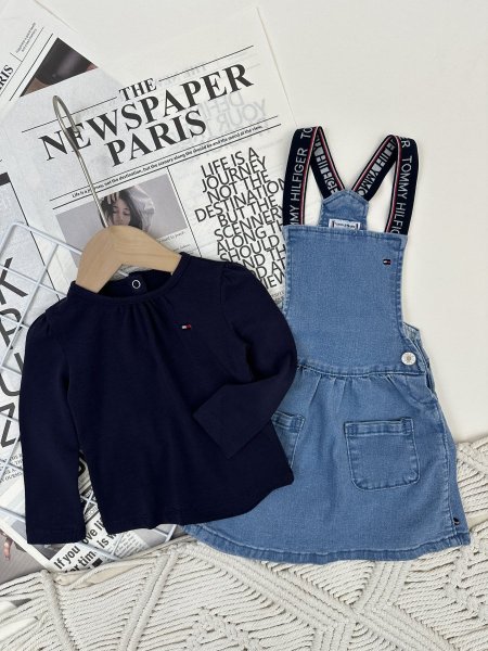 جينز فاتح مع كحلي