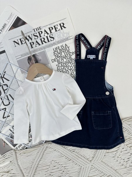 جينز كحلي مع ابيض