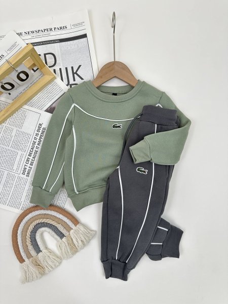 اخضر مع رمادي