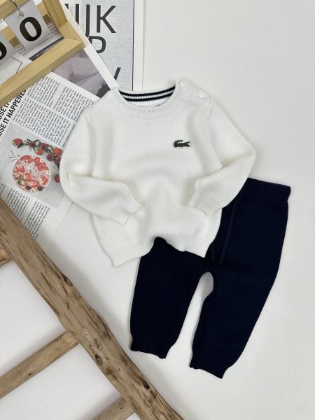 ابيض مع كحلي